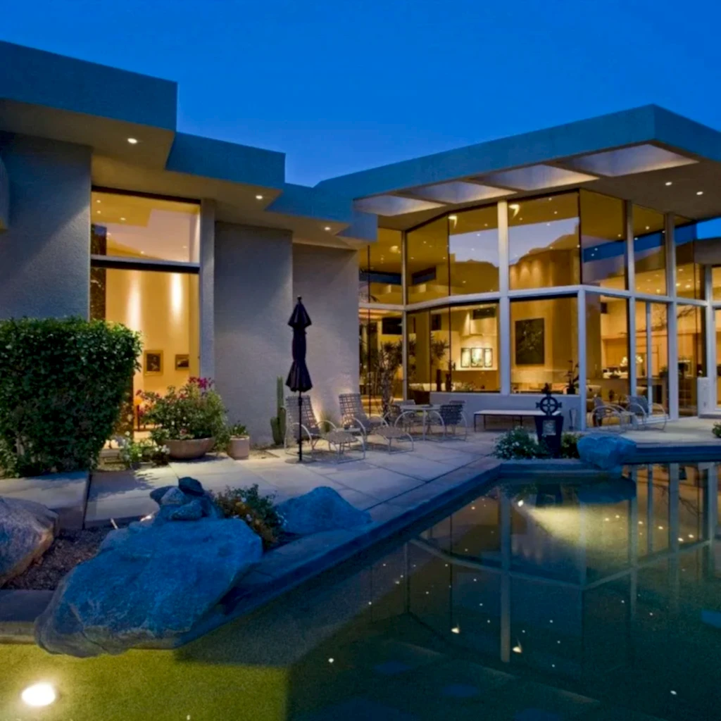 outdoor swimming pool builders